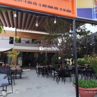 Nhân viên phục vụ quán ăn tại Nam Kỳ Khởi Nghĩa  