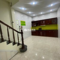 Cho thuê nhà 3 tầng, 4 phòng ngủ, ngõ 97 Văn Cao, ưu tiên hộ gia đình.

