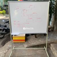 Thanh lý 2 bảng viết có chân