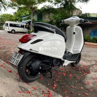 Chào mừng quý khách đến với thế giới của những chiếc xe Vespa 2015 đẳng cấp! Chúng tôi tự hào giới thiệu đến bạn một chiếc Vespa 2015 với máy móc zin, vận hành êm ái và ngoại hình đẹp mắt, đạt tiêu chuẩn mới đến 95%. Chiếc xe này không chỉ là phương tiện di chuyển mà còn là biểu tượng của phong cách và sự tinh tế.