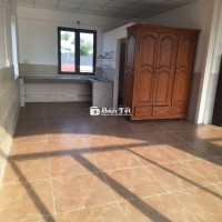 Căn hộ mới xây lầu 1, diện tích sử dụng 70m², trống suốt từ bếp đến WC, sân thượng rộng rãi, cho thuê hoặc làm văn phòng, tự do thiết kế, có thể ngăn thành 3 phòng, phù hợp ở hoặc kinh doanh online. Diện tích 70m², bếp và WC sạch sẽ, 5 cửa sổ thoáng mát, tầng trên là sân thượng, căn hộ mới xây 100% như hình. Xem nhà 24/7, miễn tiếp trung gian.  