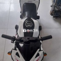 Xe moto điện trẻ em màu trắng. Trẻ đã lớn  nên bán