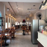 nhân viên phục vụ quán cafe ở làng đại học