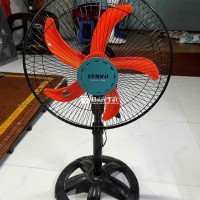 chiếc quạt đứng hiệu senko cong tốt
