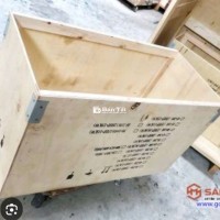 Thùng gỗ có bánh xe làm bàn đựng đồ trưngbán hàng