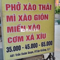 Bảng hiệu có bánh xe di chuyển và đèn
