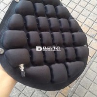 Nệm bơm hơi bọc yên xe máy ngồi rất êm ái cho ae