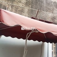 Bán dù lệch tâm có đế màu đỏ đã qua sử dụng rồi