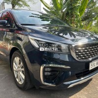 Hiện nay, trên thị trường xuất hiện chiếc Kia Sedona 2018 với thiết kế mang đậm phong cách gia đình, phù hợp với những chuyến đi dài. Xe có màu xanh Cavansite sang trọng, tạo nên điểm nhấn nổi bật.