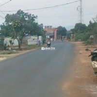 Bán đất mặt tiền đất nền nằm trên ô thổ cư, người ta xây nhà mình thuận đường ra cả hai hướng, mặt tiền đường cây nhặt, gần chợ, bệnh viện, trường học, trạm y tế, trồng cây cafe sẽ thu về chấm hóa đơn điện kéo lên cao hơn và rộng hơn nữa. Xung quanh làng nghề mật ong và nuôi ong lấy mật rất tiện lợi. Đặc biệt, đất gần khu công nghiệp khiến giá trị đầu tư tăng cao.