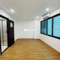 Nhà này thiết kế rất hiện đại, đầy đủ tiện nghi, phù hợp để ở hoặc cho thuê với diện tích 44m², 5 tầng, trang bị thang máy chạy trơn tru, điều hòa lắp đặt đầy đủ. Nhà có 3 mặt thoáng giúp không gian luôn thông thoáng. Vị trí thuận lợi, gần chợ, siêu thị, trường học, bệnh viện và công viên, tiện ích xung quanh đầy đủ. Hiện đang đầu tư cho thuê hoặc sử dụng riêng đều được.Giao thông thuận lợi, thuộc trung tâm quận Hai Bà Trưng, Hà Nội. 