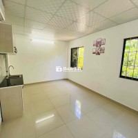 Phòng cửa sổ thoáng mát, sạch sẽ, có máy lạnh, tủ bếp trên dưới, STU