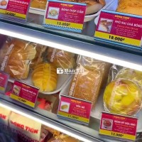 Nhân viên bán bánh mỳ