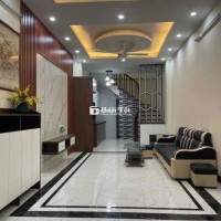 Nhà đẹp phố Ngọc Lâm 37m 5 tầng, 3 bước ra mặt phố, nhỉnh 6 tỷ.