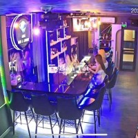 Nhân viên phục vụ nhà hàng tại Quận 1