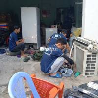Kỹ thuật viên sửa chữa điện lạnh tại Bình Dương