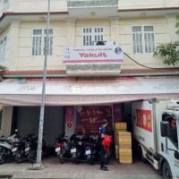Nhận 3 chị giao sữa uống Yakult