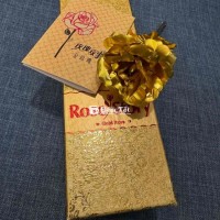 Hoa hồng mạ vàng