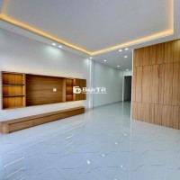 Nhà mới 5 x 50 , 3 phòng ngủ , sân oto
