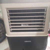 Quạt hơi nước Vaarenta nhỏ gọn, thiết kế đơn giản, tiện lợi, hỗ trợ cho việc học và nghỉ ngơi tại nhà. Kích thước 38 cm chiều rộng, 32 cm chiều sâu, 78 cm chiều cao cùng bầu chứa nước 20 lít giúp sử dụng liên tục. Đặc biệt giá chỉ 650.000 VNĐ – tối ưu cho không gian phòng trọ, văn phòng nhỏ.  