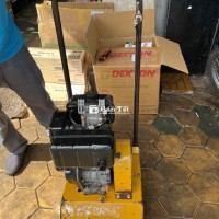 Đầm bàn bãi 80kg chạy dầu