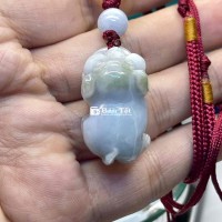 Trưa cày cậy lụ cho ngày mới nhiệt huyết. Nếu bạn muốn có một món đồ phụ kiện thời trang độc đáo và ý nghĩa, hãy thăm khúc cảnh hấp dẫn ngay sau đây. Với thiết kế tỉ mỉ từ những chi tiết nhỏ nhất, dây đeo đá ngọc thiên nhiên Myanmar mang hình con heo xinh xắn sẽ là người bạn đồng hành không thể thiếu cho những ai yêu thích sự tinh tế và may mắn. 