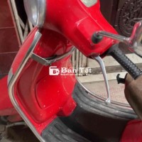 xe vespa màu đỏ máy đi êm