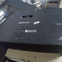 Máy chiếu infocus máy còn xuất hình cho thợ