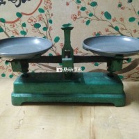 Cân dĩa xưa để bàn