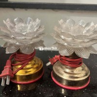 Bộ 2 đèn thờ hoa sen, đổi màu liên cảm ứng, đèn chế tác sẳn sắc nét với cường độ ánh sáng bắt mắt. Thích hợp lắp đặt và trang trí cho không gian thờ cúng như bàn thờ gia tiên, bàn thờ Phật,…Không những thế, còn sử dụng làm vật trang trí trong phòng khách mang đến cho gia chủ sự thanh cao, an lành.