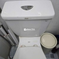 Bồn cầu cũ còn tốt Đà Nệ chuyện dùng, gắn cực gần Big C, do chủ nhà đã lắp lại thiệt nên cần tái chế ngay. Chỉ tầm vài giờ sau, bạn sẽ thấy bồn cầu đã nằm xuống, tự giới thiệu: "Tôi ở đây đê̂ chờ chủ nhân mới!" Bồn cầu khẳng định: "Khúc đầu cực kỳ tốt, không một vết nứt!"