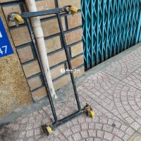 Khung sắt có sẵn 4 bánh xe