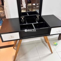 Bàn trang điểm trắng đen cần bán  