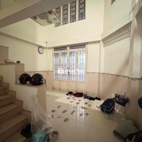 Cho thuê nhà nguyên căn Quận 11, 3 phòng ngủ, nội thất cơ bản