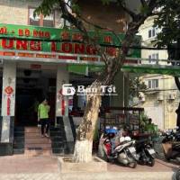 01 nam phục vụ quán HỦ TIẾU MÌ - BÒ KHO HƯNG LONG