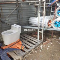 Thanh lý gấp nhanh chóng lô bồn cầu và cửa cuốn