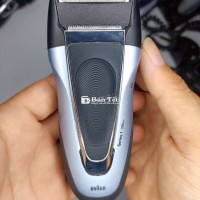 Máy cạo râu Xã cạo hàng nội địa Nhật, pin bền, sử dụng trên 1 tuần. Liên hệ Zalo hoặc số điện thoại để biết thêm chi tiết.  