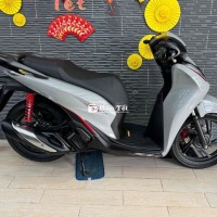 Trên thị trường hiện nay, Honda SH125 ABS 2023 đang là dòng xe được nhiều người săn đón. Với thiết kế hiện đại, động cơ mạnh mẽ và hệ thống phanh ABS an toàn, SH125 ABS không chỉ phù hợp cho di chuyển trong thành phố mà còn đáp ứng nhu cầu của những người yêu thích phong cách thể thao.