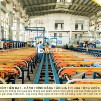 Công nhân làm việc ở xưởng ép lương cao