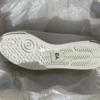 một đôi adidas y3 như hình