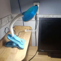 Nhà có 2 cái đèn học ít sài còn mới