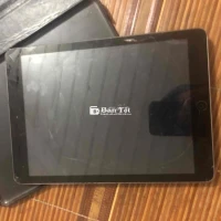 iPad Air vỡ kính, màn hình vẫn hoạt động bình thường