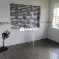 Phòng rộng trong nhà nguyên căn có ban công thoáng mát