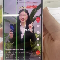 samsung s22 đang dùng bị sọc màn.