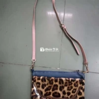 Pass túi đeo vai họa tiết da báo bóng láng, có đổi