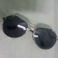 Dư pass rẻ kính râm đi đường rất okie rõ ạ
