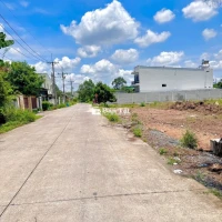 Nhà đất 1 sẹc full thổ, vị trí đắc địa tại khu trung tâm hành chính Củ Chi, cách khu công nghiệp 500m. Diện tích 200m2, mặt tiền đường bê tông rộng 10m, thông thoáng, phù hợp đầu tư hoặc xây phòng trọ cho thuê. Giá chỉ 2 tỷ, liên hệ ngay để sở hữu cơ hội vàng!
