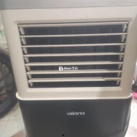 Quạt hơi nước Vaarenta nhỏ gọn, thiết kế đơn giản, tiện lợi, hỗ trợ cho việc học và nghỉ ngơi tại nhà. Kích thước 38 cm chiều rộng, 32 cm chiều sâu, 78 cm chiều cao cùng bầu chứa nước 20 lít giúp sử dụng liên tục. Đặc biệt giá chỉ 650.000 VNĐ – tối ưu cho không gian phòng trọ, văn phòng nhỏ.  
