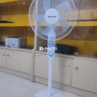 Quạt tích điện năng lượng mặt trời siêu tiện lợi!