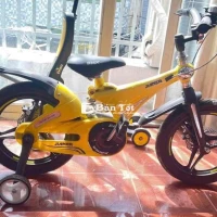  anh Tuấn đang cần bán chiếc xe đạp trẻ em 14 inch với tình trạng mới 99%, được tặng nên không sử dụng nhiều. Xe có màu vàng nổi bật, thiết kế chắc chắn với hai thắng đĩa an toàn, thương hiệu Jianer uy tín. Kích thước 14 inch phù hợp cho các bé từ 3-5 tuổi. Trên Shopee, sản phẩm tương tự có giá 2.200.000 đồng, nhưng anh Tuấn chỉ bán lại với giá 1.500.000 đồng để nhanh chóng tìm chủ mới. Liên hệ ngay anh Tuấn để sở hữu chiếc xe chất lượng với giá hời!